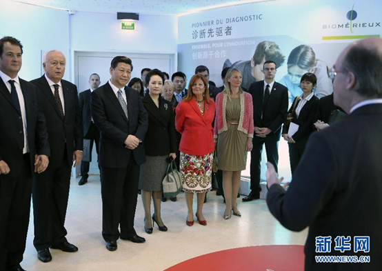 習(xí)近平參觀法國梅里埃生物科研中心 習(xí)近平參觀法國梅里埃生物科研中心