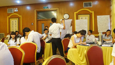 飛龍醫(yī)療董事長(zhǎng)張新民現(xiàn)場(chǎng)點(diǎn)評(píng)員工作業(yè) 飛龍醫(yī)療董事長(zhǎng)張新民現(xiàn)場(chǎng)點(diǎn)評(píng)員工作業(yè)