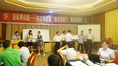 飛龍醫(yī)療董事長(zhǎng)張新民為冠軍團(tuán)隊(duì)頒獎(jiǎng) 飛龍醫(yī)療董事長(zhǎng)張新民為冠軍團(tuán)隊(duì)頒獎(jiǎng)