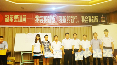 飛龍醫(yī)療董事長(zhǎng)張新民和冠軍團(tuán)隊(duì)合影 飛龍醫(yī)療董事長(zhǎng)張新民和冠軍團(tuán)隊(duì)合影