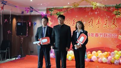 飛龍醫(yī)療董事長張新民給特殊貢獻(xiàn)者頒獎(jiǎng)并合影 飛龍醫(yī)療董事長張新民給特殊貢獻(xiàn)者頒獎(jiǎng)并合影