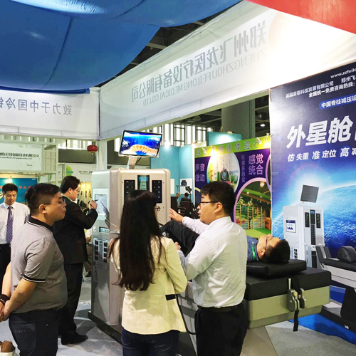 外星艙引來眾人駐足圍觀 外星艙引來眾人駐足圍觀