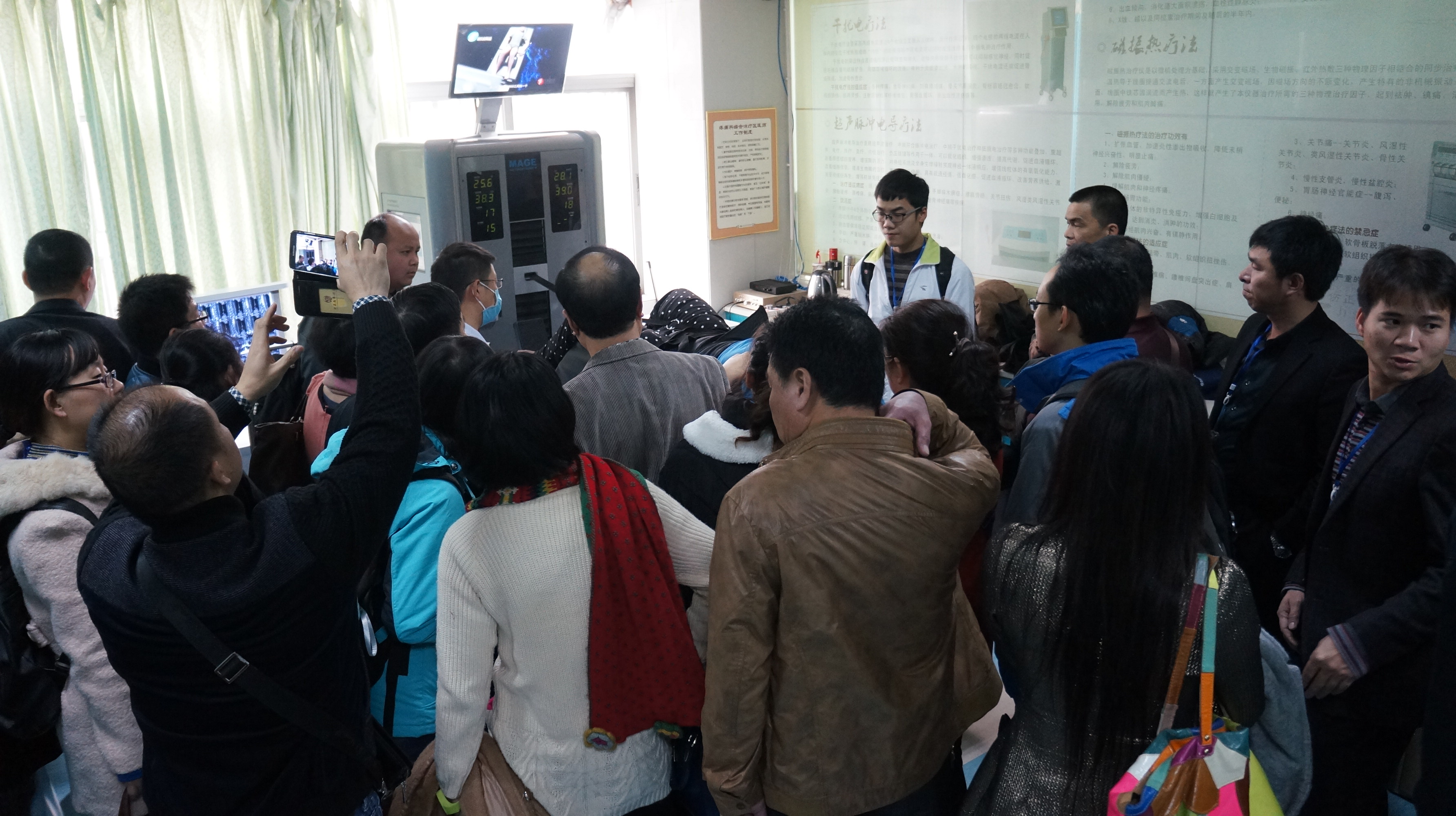 專家現(xiàn)場(chǎng)參觀體驗(yàn)外星艙 專家現(xiàn)場(chǎng)參觀體驗(yàn)外星艙