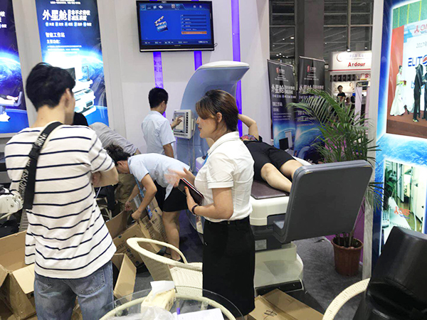 飛龍醫(yī)療外星艙亮相第50屆中國(廣州)美博會(huì) 飛龍醫(yī)療外星艙亮相第50屆中國(廣州)美博會(huì)