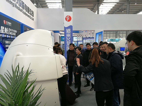 飛龍醫(yī)療為客戶介紹外星艙 飛龍醫(yī)療為客戶介紹外星艙