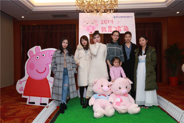 隆盛達(dá)年會前大家歡樂合影